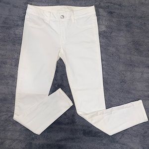 AMERICAN EAGLE WHITE SKINNY JEANS